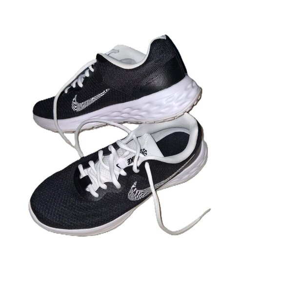 Nike Women’s Black & White Athletic Sneakers | Size 7.5 - Picture 3 of 8